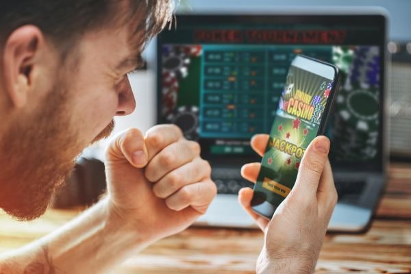 Antarmuka permainan Qiu Qiu di jet234 menampilkan distribusi kartu dan nilai tangan secara real-time